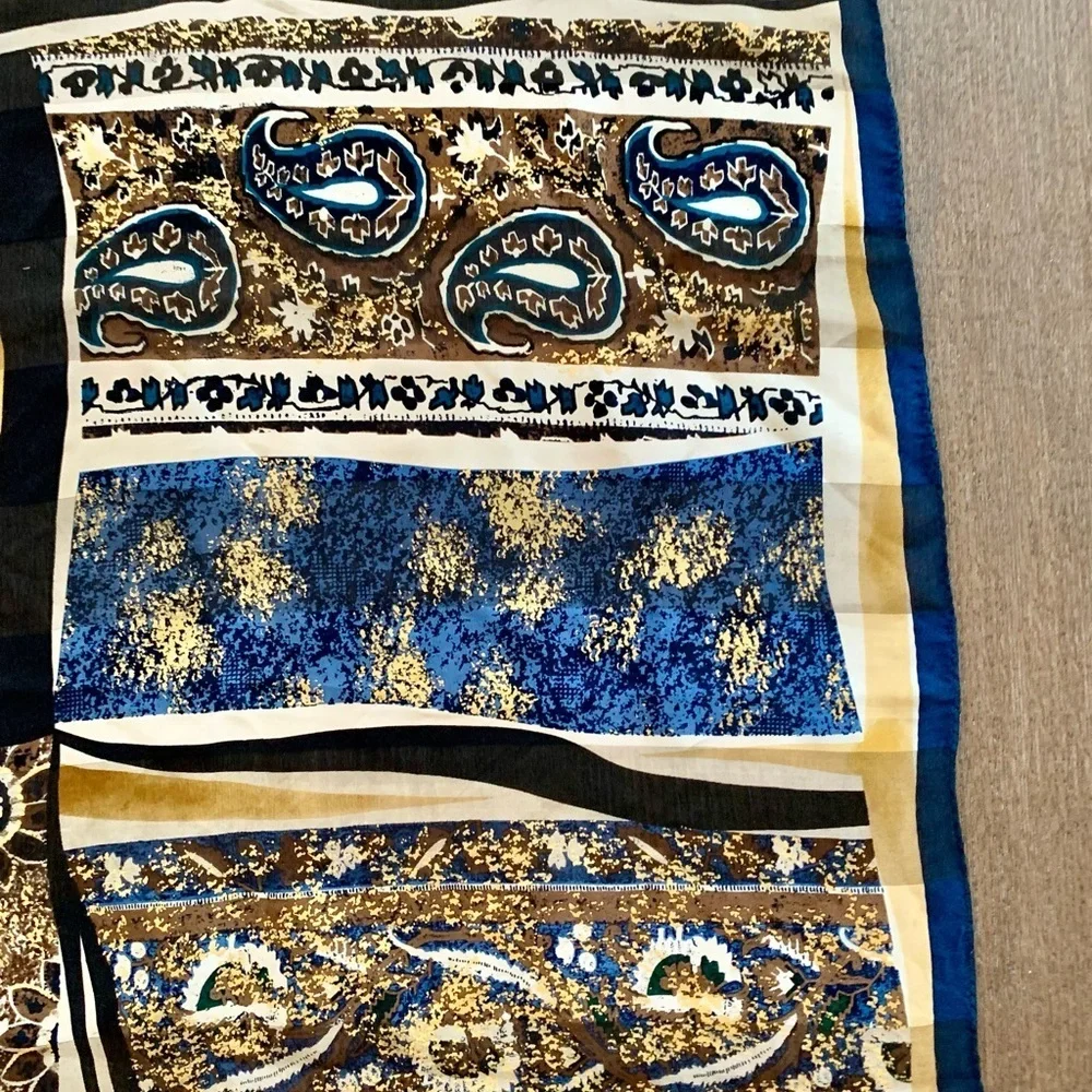 Vintage Adrienne Vittadini scarf 20/20 inch